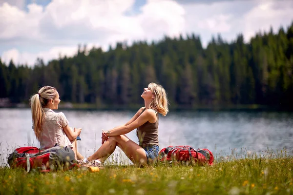 Girls Enjoying Beautiful Day Lake Young Tourist People — Stock Photo, Image