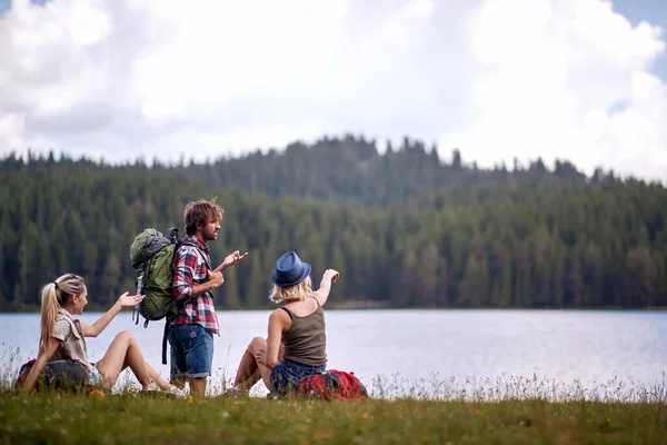 Group Friends Enjoying View Lake Hiking Hills Beautiful Day Trip — 스톡 사진