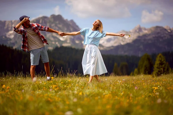 Smiling Couple Freedom Summer Travel Vacation Happy Couple Enjoying Together — Stock Photo, Image