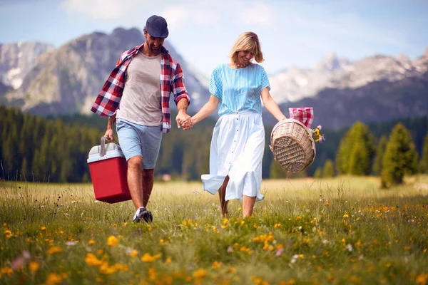 笑顔若い男と女は自然の中でピクニックを楽しんで — ストック写真