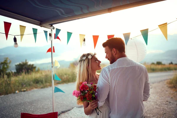 Nygifta Par Tittar Varandra Framför Dekorerad Husbil Boho Bröllop Bröllopsceremoni — Stockfoto