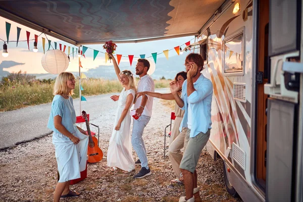 Newlyweds Friends Dancing Front Decorated Camper Celebration Newlywed Couple Wedding — Stock Fotó