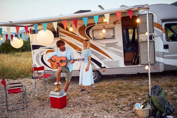 Jovem Casal Gosta Tocar Música Durante Férias Acampamento Belo Dia — Fotografia de Stock