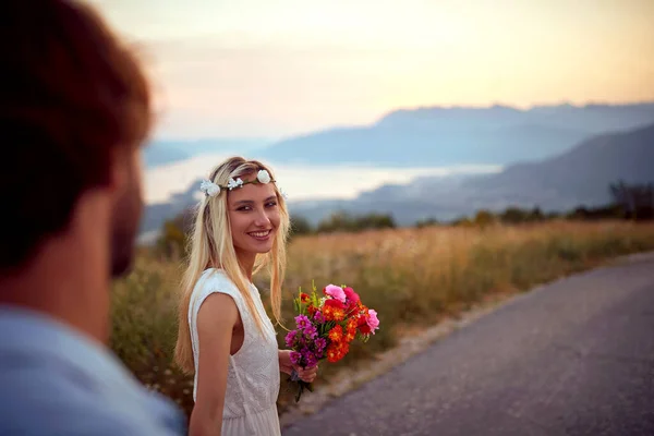 Boho Stijl Bruid Met Bruidsboeket Leidt Bruidegom Weg Buiten Natuur — Stockfoto