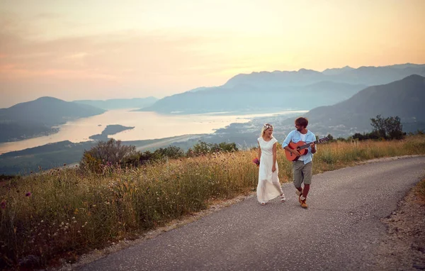 Newlywed Couple Walking Road Man Playing Guitar Bride Wedding Ceremony — Stock Photo, Image