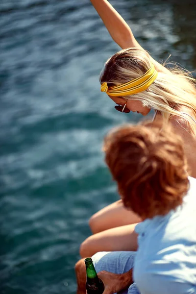 Close Young Couple Sitting Dock Seaside Enjoying Water Beautiful Sunny — Zdjęcie stockowe