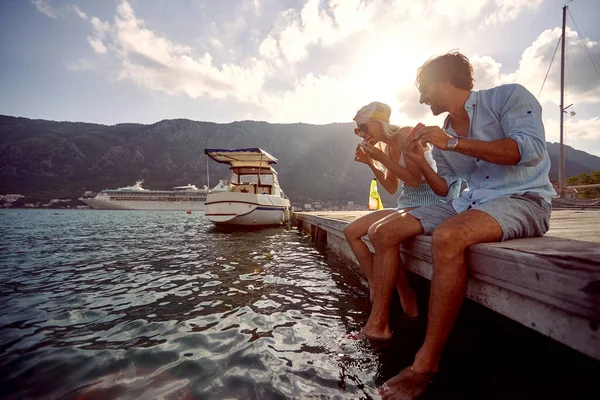 Genç Bir Çift Deniz Kenarında Güneşli Bir Günde Rıhtımda Otururken — Stok fotoğraf