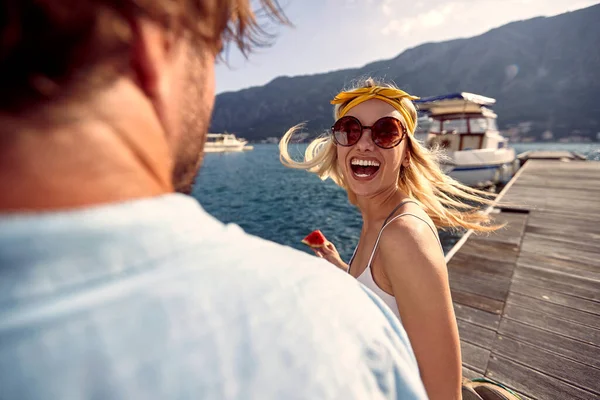 Pareja Amor Coqueteando Junto Lago Chica Sonriente Disfrutando —  Fotos de Stock