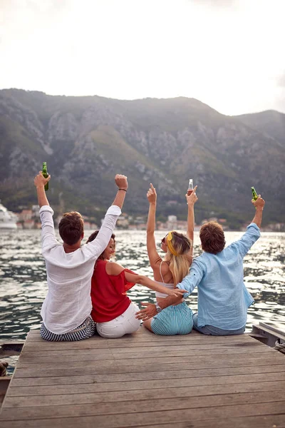 Jovens Comemorando Canto Alegria Nas Férias Verão Sentado Molhe Madeira — Fotografia de Stock