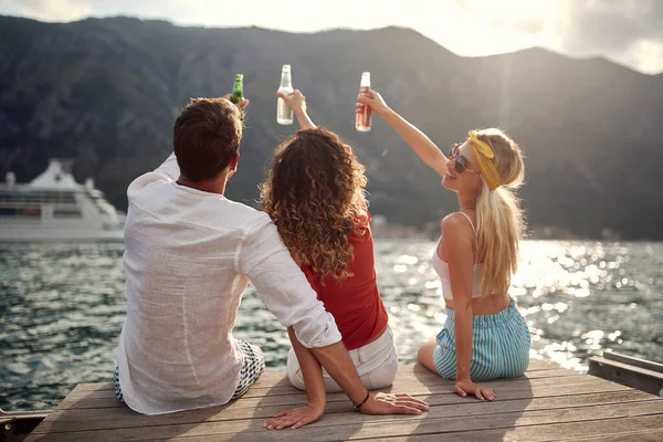 Smiling Friends Contemplating Mountain View Enjoying Nature Drinking Beer — Stock Photo, Image