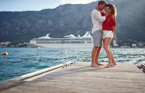 Jovem Casal Sorridente Amor Flertando Junto Lago — Fotografia de Stock