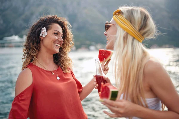 Girlfriends Laughing Having Small Talk Sea Togetherness Holiday Friendship Lifestyle — Photo