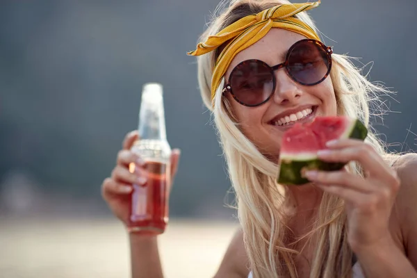 Seorang Gadis Cantik Menikmati Minuman Dan Semangka Juicy Pada Hari — Stok Foto