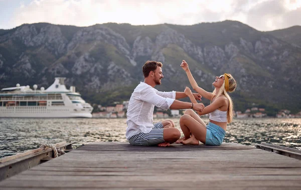 Young Couple Sitting Dock Seaside Having Good Time Beautiful Day — Zdjęcie stockowe