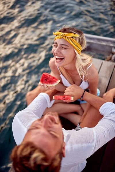 Paar Lacht Sitzt Auf Holzsteg Meer Und Hält Wassermelonenfrucht Reisen — Stockfoto