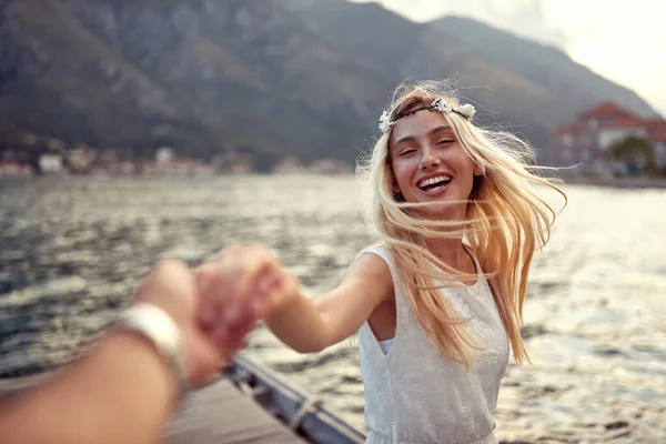 Uma Jovem Está Divertindo Com Namorado Belo Dia Beira Mar — Fotografia de Stock