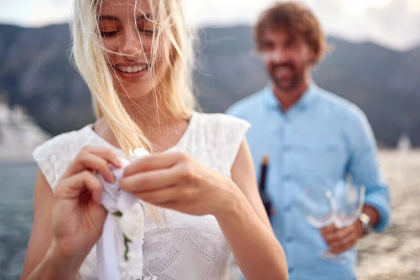 Romatic Newlywed Couple Seaside Groom Suprising Bride Bottle Wine Glasses — Foto Stock