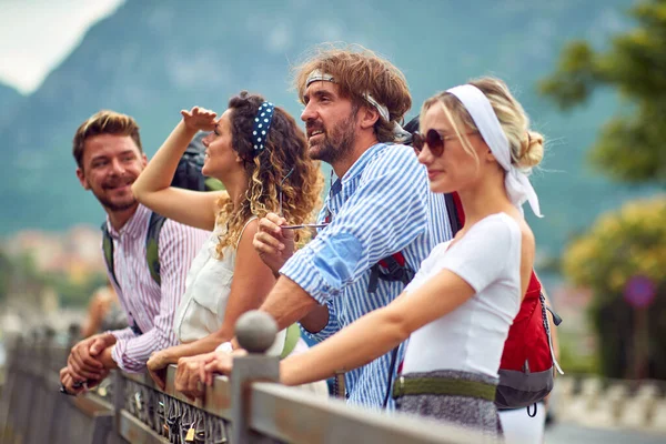 Grupo Personas Sonrientes Mirando Paisaje Urbano Turistas Viajando Juntos —  Fotos de Stock