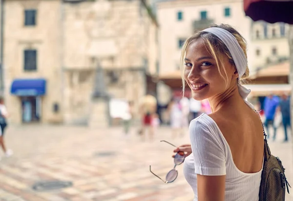 Joven Chica Sonriente Caminando Por Ciudad Divirtiéndose — Foto de Stock
