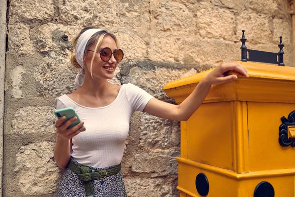 Giovane Donna Che Cammina Attraverso Quartiere Hipster Utilizzando Cellulare — Foto Stock