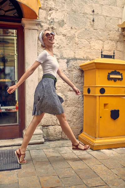 Genç Kız Hipster Mahallesinde Yürüyor — Stok fotoğraf