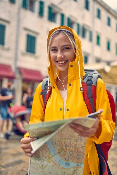 Ung Leende Flicka Med Gul Regnrock Och Karta Gatan Medan — Stockfoto