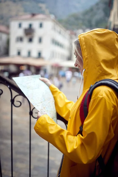 Attractive Woman Yellow Raincoat Map Walks Old City Streets Rainy — Fotografia de Stock