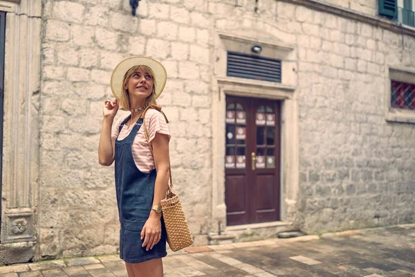 Joven Mujer Sonriente Caminando Por Ciudad Divirtiéndose — Foto de Stock