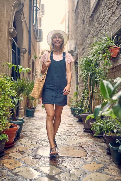 Gülümseyen genç kız yolculuğun tadını çıkarıyor..