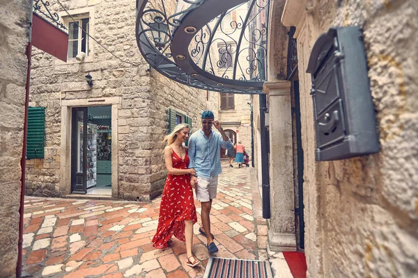 Sonriente Pareja Enamorada Disfrutando Hermosas Vacaciones Juntos — Foto de Stock