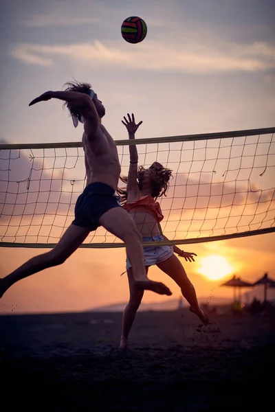在海滩上玩排球的朋友 在海滩上玩排球的男人和女人 — 图库照片
