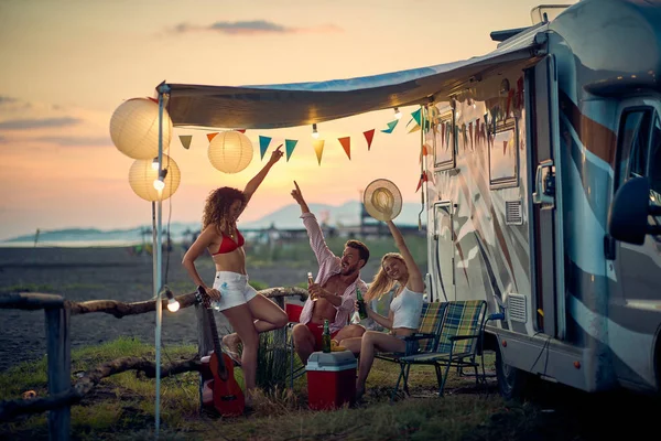 Happy Friends Next Campers Having Fun Trip — Stock fotografie