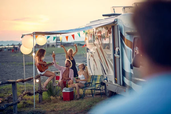 Gruppe Unge Lykkelige Venner Som Har Det Gøy Turen – stockfoto