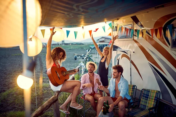 Felices Amigos Delante Caravana Animando Con Bebidas Tienen Fiesta —  Fotos de Stock