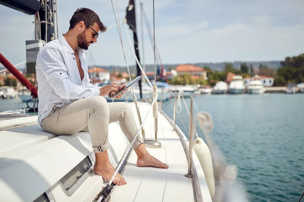 Young Man Sitting Yacht Using Tablet While Riding Dock Beautiful — Foto Stock