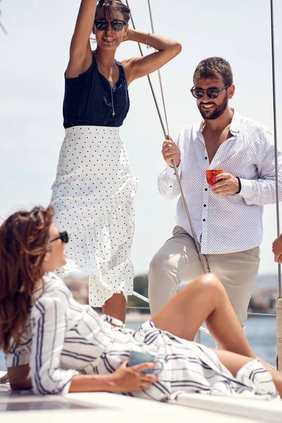 Group Young Handsome Models Enjoying Photo Shooting Deck Yacht Beautiful — Stok fotoğraf