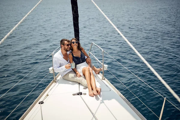 Young Couple Sitting Bow Yacht Enjoying Ride Beautiful Sunny Day — Stockfoto