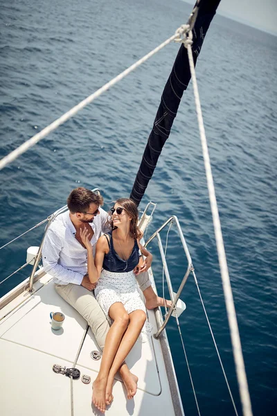 在游艇上一起游玩的有钱夫妻 奢侈的生活方式概念 — 图库照片