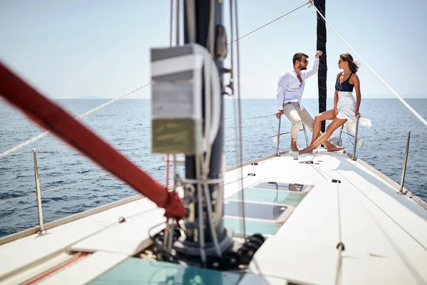 Young Couple Chatting Posing Photo Bow Yacht While Enjoying Ride — Stockfoto
