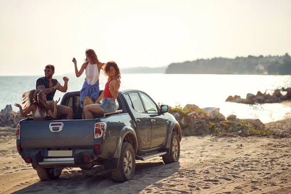 Grup Prieteni Veseli Distrează Spatele Unei Mașini Într Frumoasă Vară — Fotografie, imagine de stoc