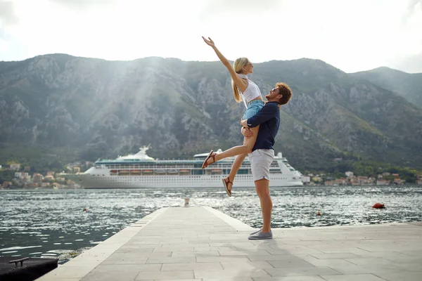 Summer Love Happy Couple Dock Man Holding Woman She Enjoying — Foto Stock