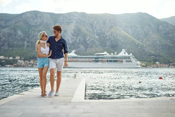 Romantic Walk Dock Lake Smiling Man Girl Enjoying Summer Vacation — Foto Stock