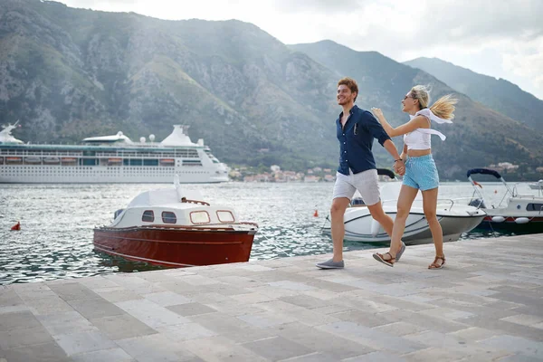 Summer Love Happy Couple Dock Holding Hands Jumping Travel Love — Stockfoto