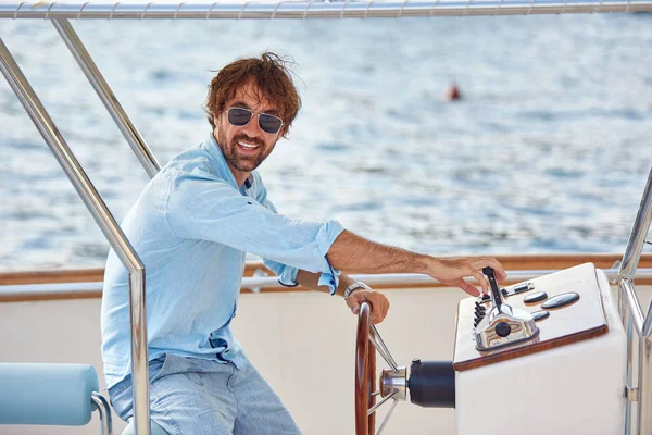 笑顔男はボートで航海し 休暇で晴れた日に楽しむ — ストック写真