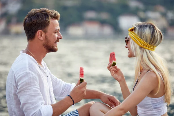 Pareja Alegre Fecha Verano Junto Mar Muelle Comiendo Sandía Viajes —  Fotos de Stock