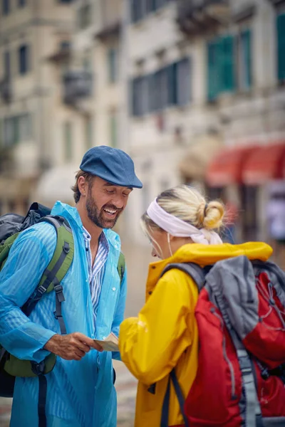 Young Couple Watching Map Planning Walk Old City Rainy Day — Stockfoto