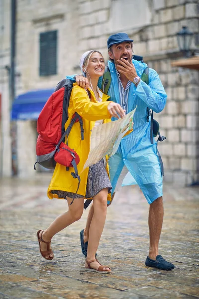 Young Couple Excited While Walking Old City Rainy Day Vacation — Stock Photo, Image