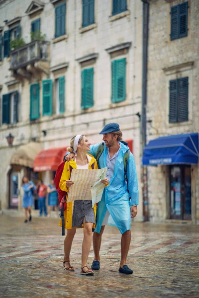 Gülümseyen Çift Yağmurlu Bir Günde Şehirde Yürüyor Eğleniyor — Stok fotoğraf