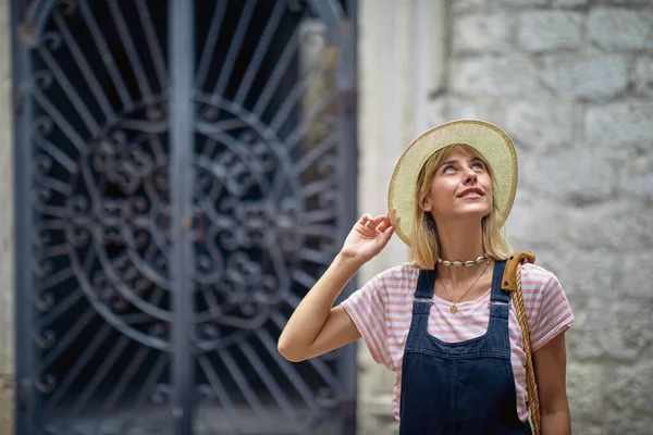 Şapkalı Genç Bir Kadın Şehirde Yürüyor Eğleniyor — Stok fotoğraf