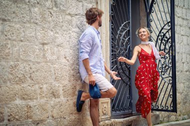 Genç bir çift, deniz kıyısındaki bir tatil sırasında güzel bir günde eski şehirde eğleniyor. Tatil, deniz kenarı, ilişki, turistler